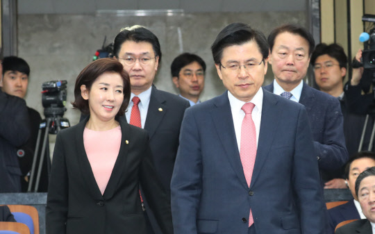 회의장 들어서는 한국당 지도부 13일 자유한국당 황교안 대표(오른쪽)와 나경원 원내대표 등 지도부가 국회에서 열린 의원총회 회의장으로 들어서고 있다. 연합뉴스